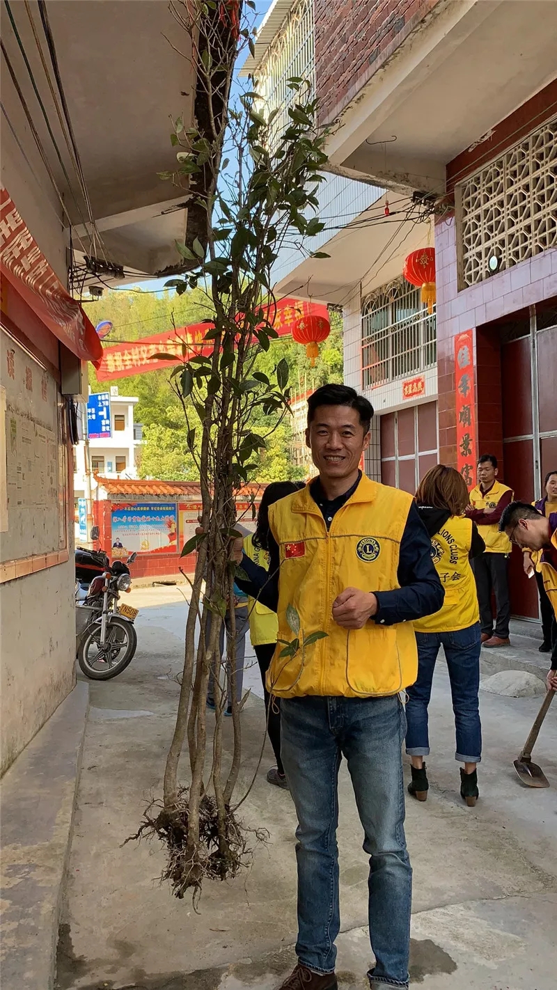 广东狮子会慧芯服务队一行到梅州市上澄小学开展助学和植树活动